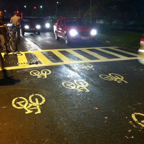 a faixa de pedestres pintada pelos cidadãos, e não pelo poder público. foto de sabrina duran