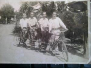 tandem  quádrupla, anos 30. no guidão, o construtor, meu tio-avô, que era filho de ciclista.